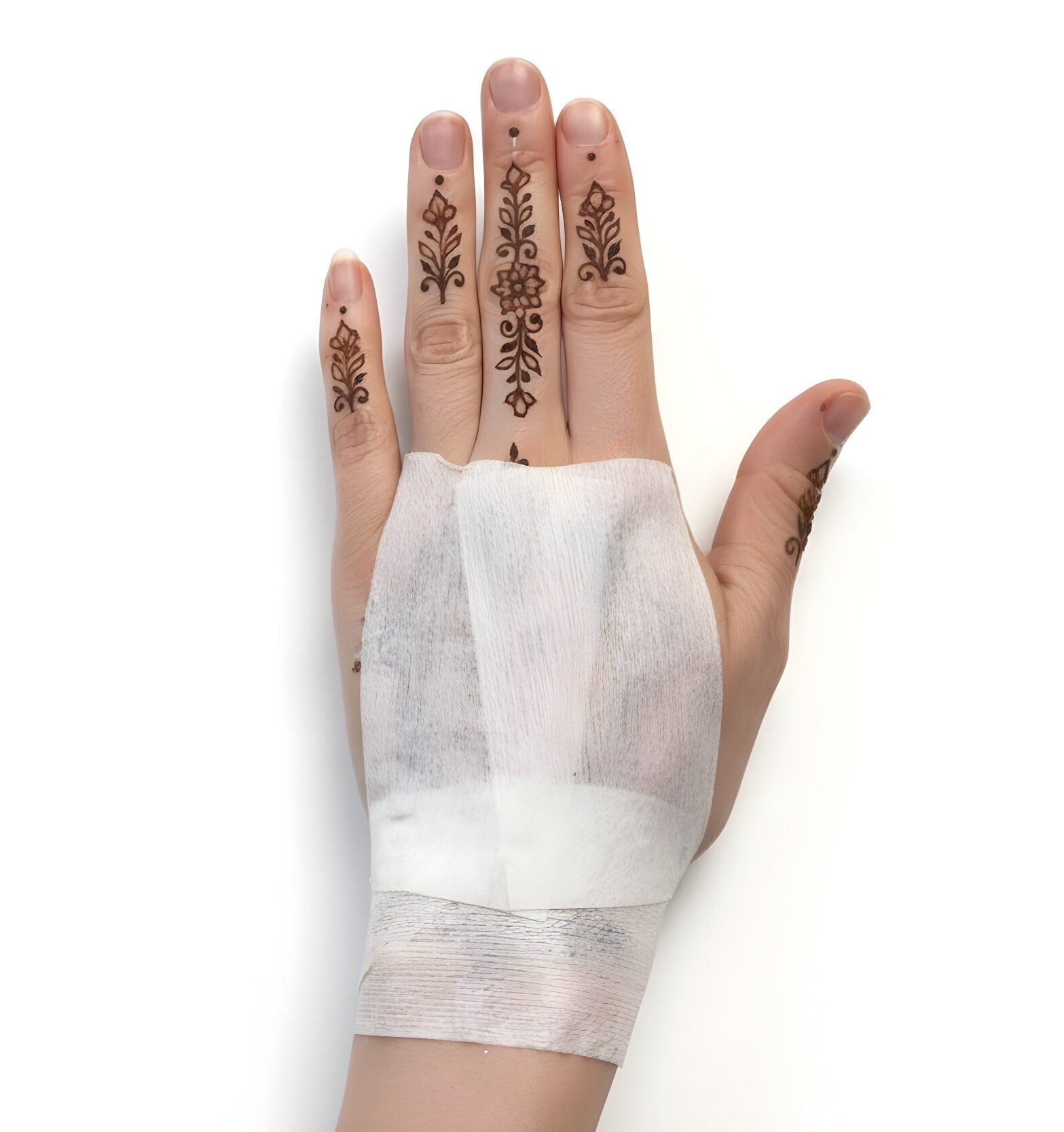 Main recouverte de bandes adhésives de protection pour tatouage au henné